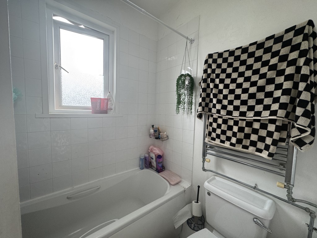 Lot: 89 - RESIDENTIAL INVESTMENT COMPRISING THREE-BEDROOM MAISONETTE AND GARDEN FLAT FOR IMPROVEMENT AND REPAIR - Maisonette bathroom